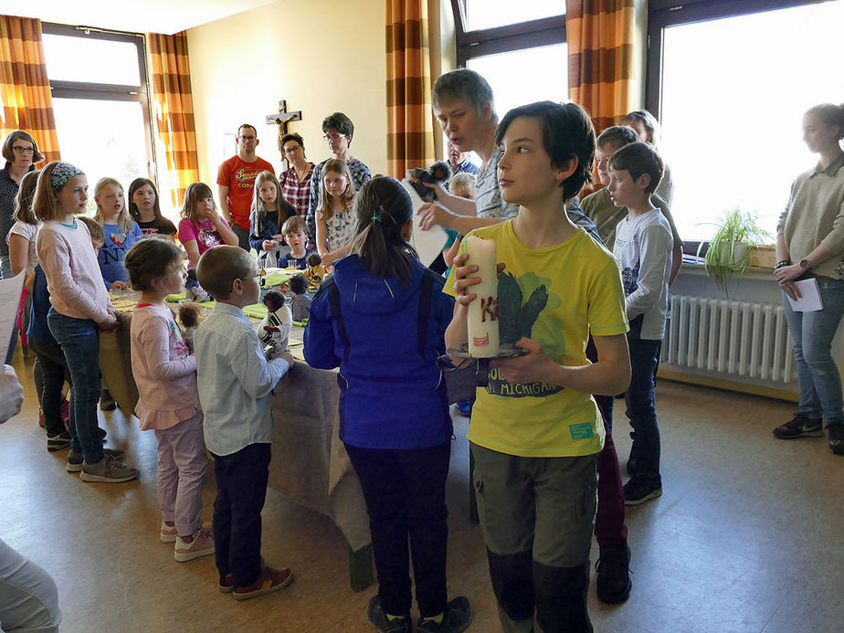 Kinderkarfreitagsliturgie im Gemeindezentrum (Foto: Karl-Franz Thiede)